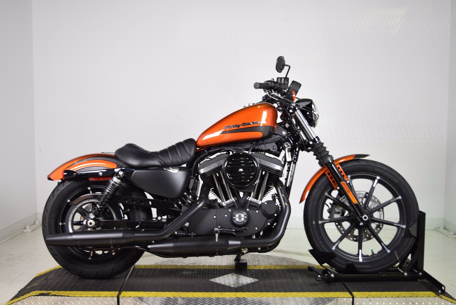 Харлей спортстер. Harley Davidson Sportster 883 2020. Harley Davidson Sportster 883 Iron. Харлей Дэвидсон 883 Iron 2020. Harley Davidson Sportster 883 Iron 2020.